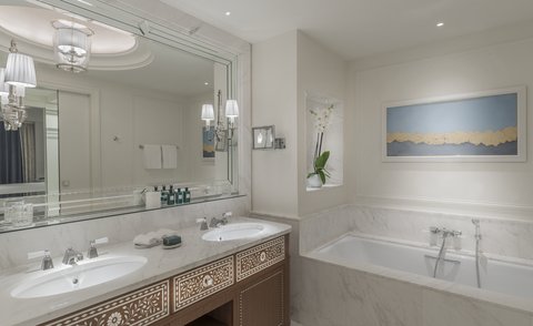 Ambassador Suite Bathroom