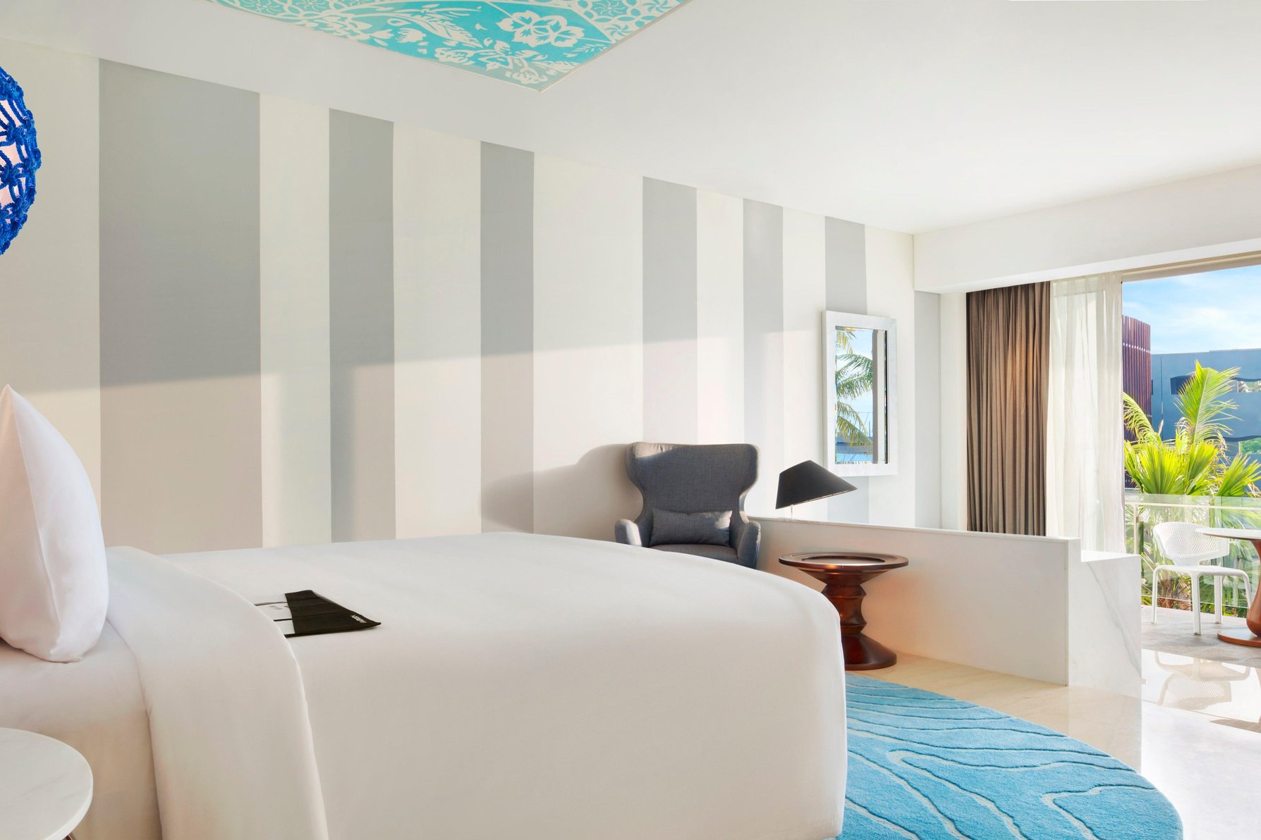 Le Meridien Bali Jimbaran Room Type - Deluxe Room, Larger Guest room, 1 King, Lagoon view, Balcony
