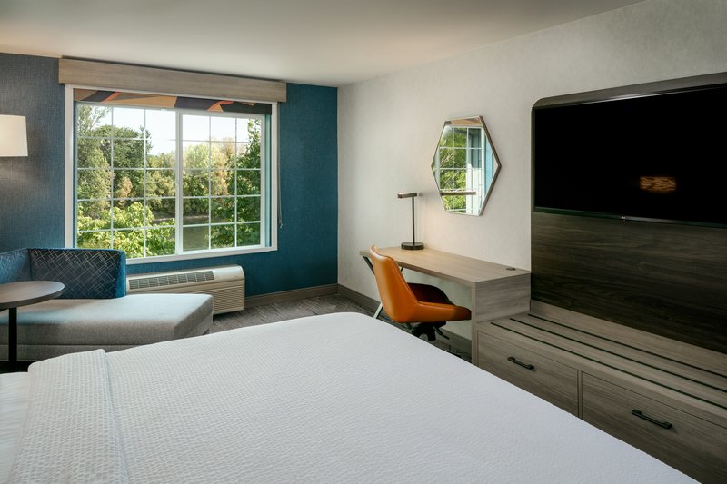 HOLIDAY INN EXP ON THE RIVER