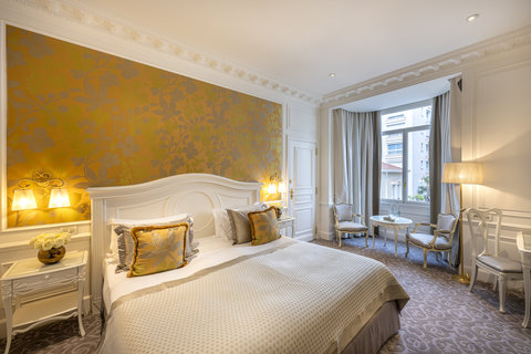 Superior King Room City Or Courtyard View