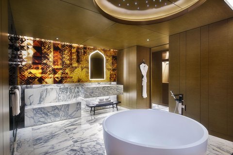 Suite Bathroom – Tub