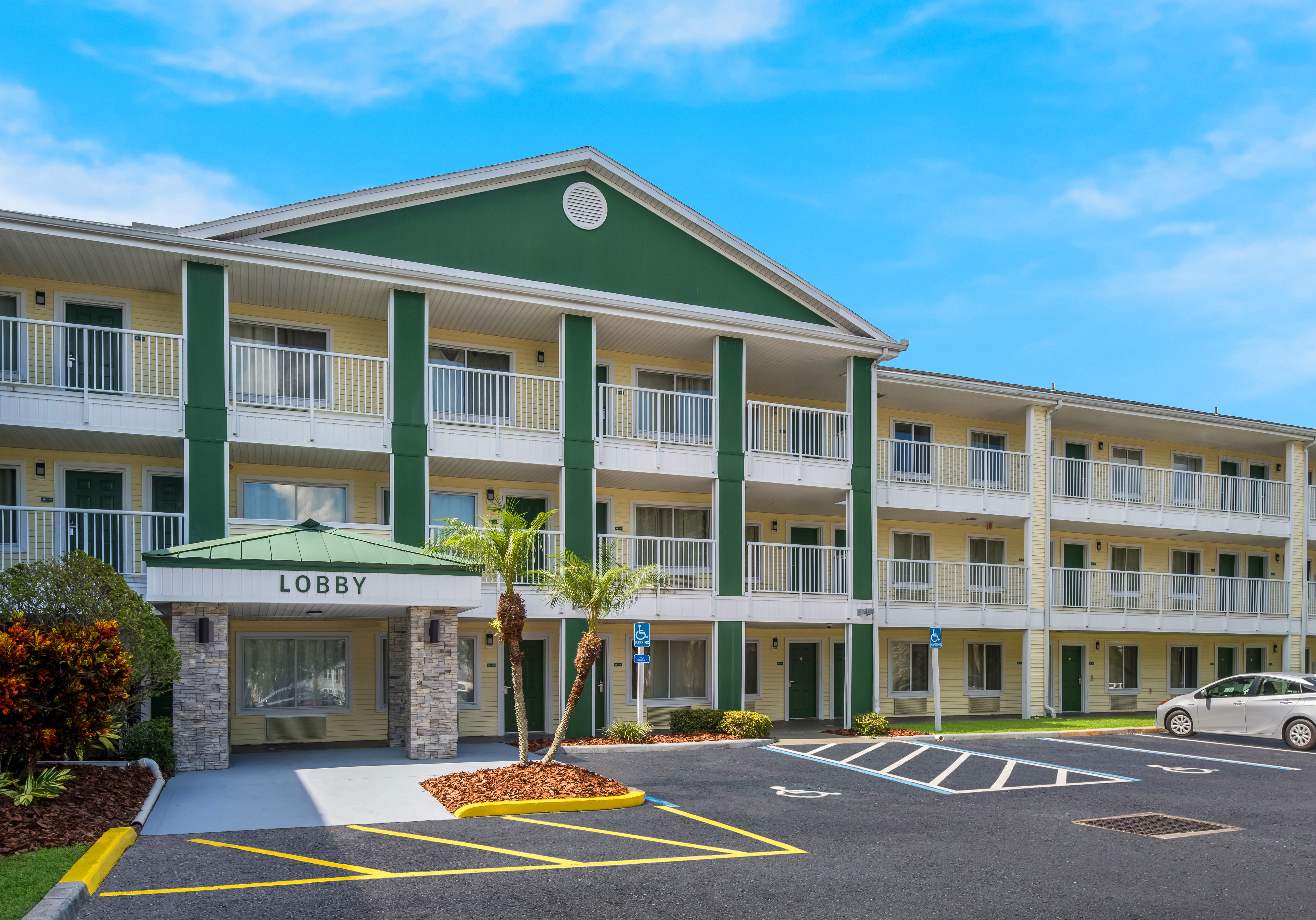 HomeTowne Studios Orlando - UCF Area
