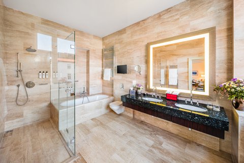 Prague Deluxe Suite Bathroom