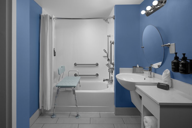 KING MOBILITY ACCESSIBLE TUB NONSMOKING