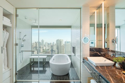 Grand Deluxe Corner King Guest Bathroom