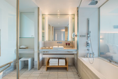 Deluxe Twin Universal Guest Bathroom