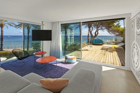 Cool Corner Suite - Living Room