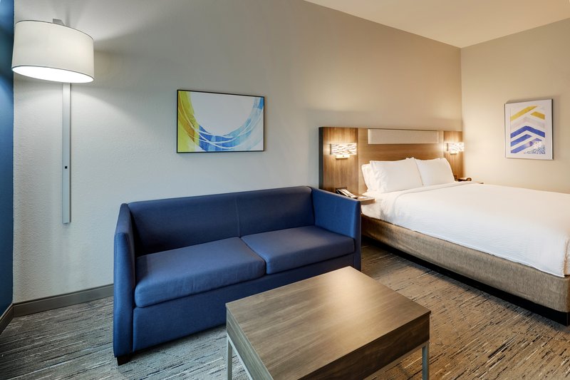 Holiday Inn Express LELAND – MAGNOLIA GREENS