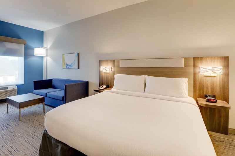 Holiday Inn Express LELAND – MAGNOLIA GREENS