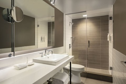 Corner King Bathroom