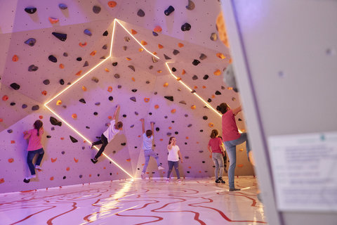 TP Halle Boulderwand Urs Golling LR