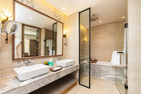 Family Luxury Suite Pool Villa Bathroom