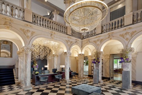 Elegante Lobby mit majestätischem Kronleuchter