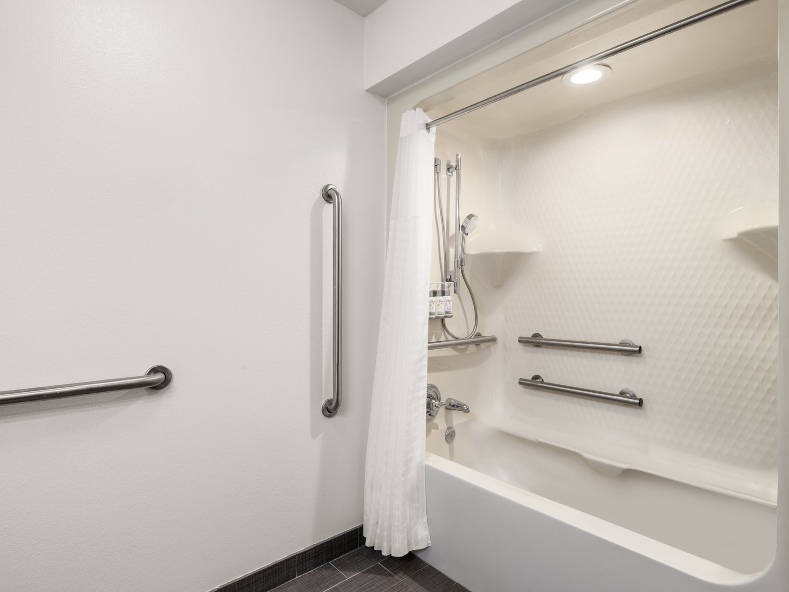 HOTEL DEL VALLE - AUSTIN SE by IHG Room Type - 1 King Suite Mobility Accessible Tub