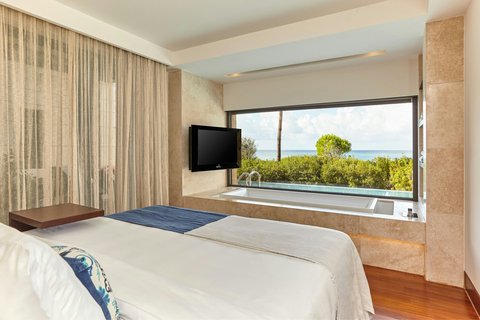 Premium Grand Infinity Seafront Suite
