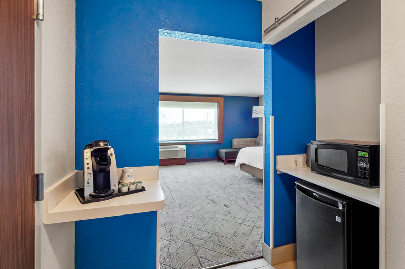 Holiday Inn Express and Suites Detroit Northwest – Livonia