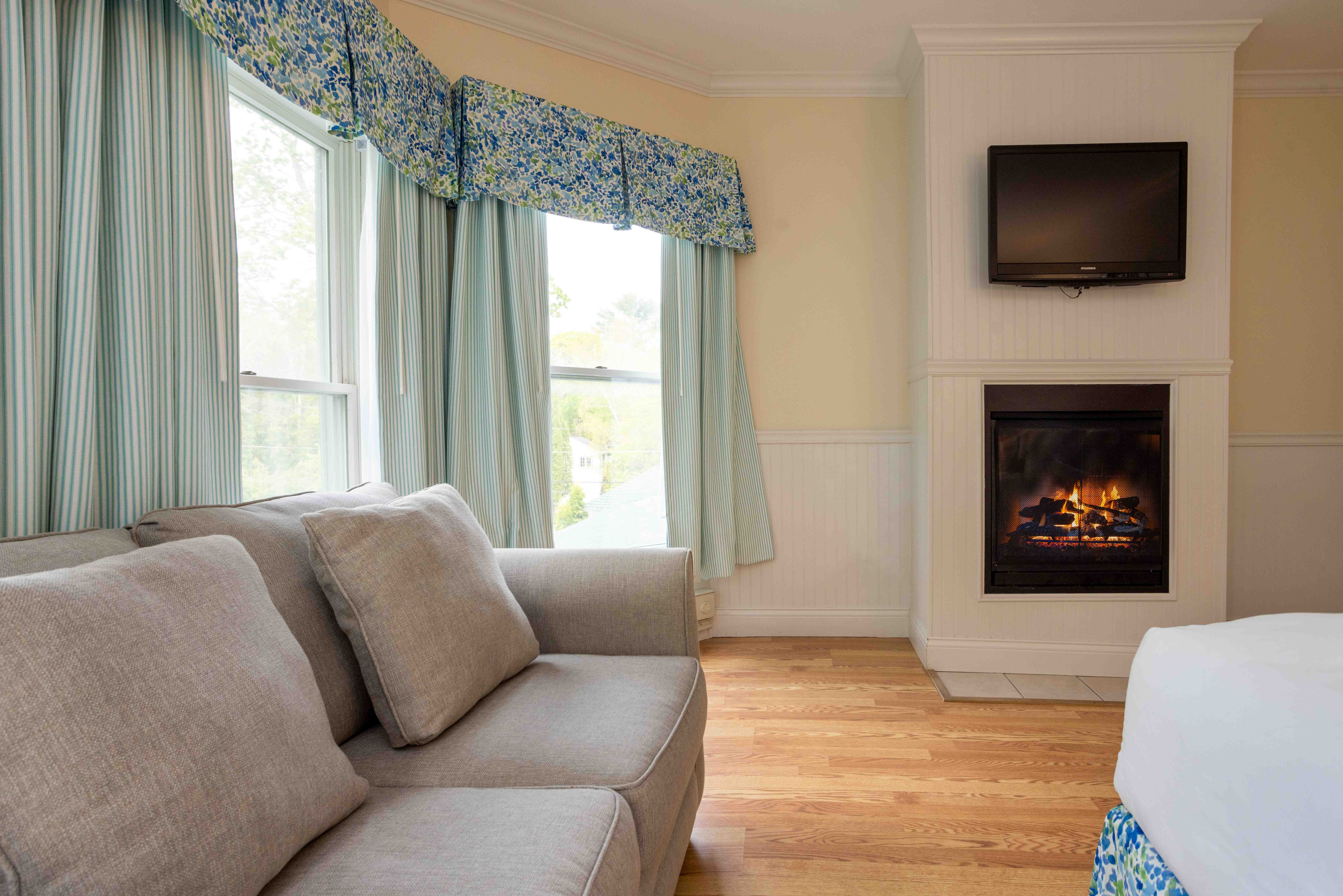 COLONIAL INN – HARBOR SPRINGS