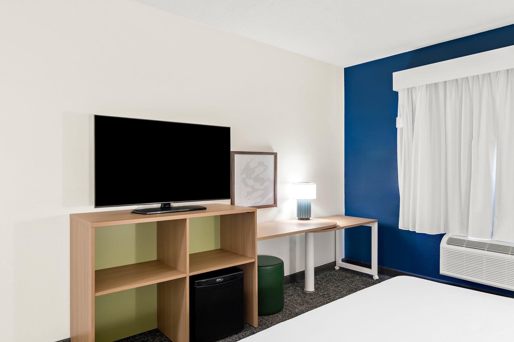 Spark by Hilton Springfield Southwest Room Type - 1 KING BED MOB ACCESS TUB