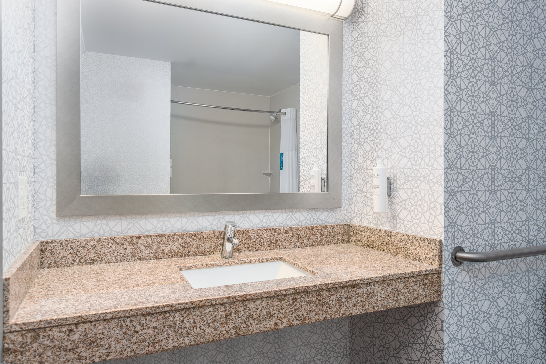 Hampton Inn Akron-South Room Type - 2 QNS ACCESSIBLE W TUB NS