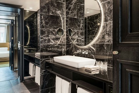 Deluxe Room bathroom