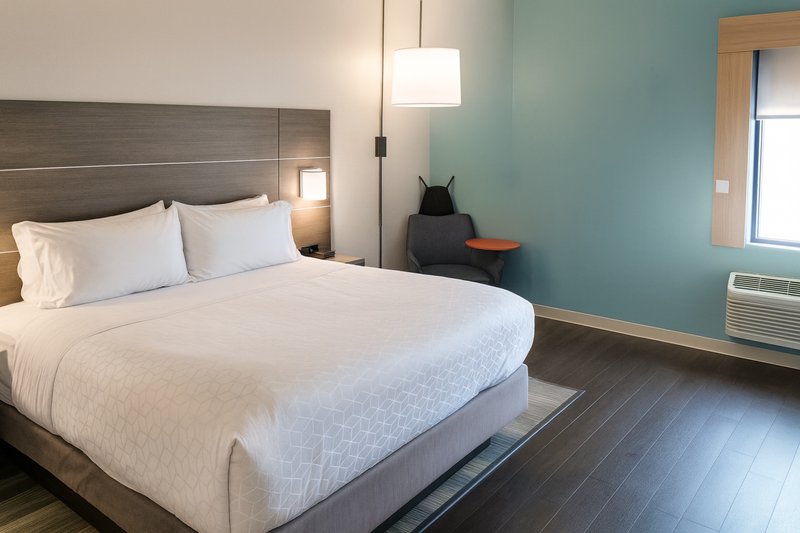 HOLIDAY INN EXPRESS BROADWAY AT THE BEACH