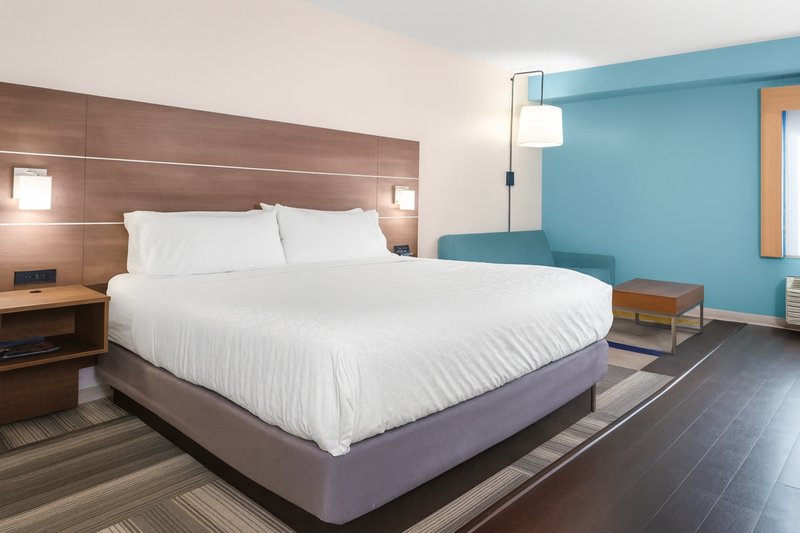 HOLIDAY INN EXPRESS BROADWAY AT THE BEACH