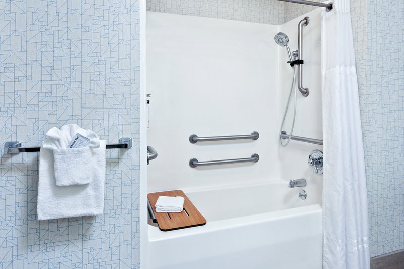 1 KING BD HEAR MOBILITY ACCESS TUB NOSMK