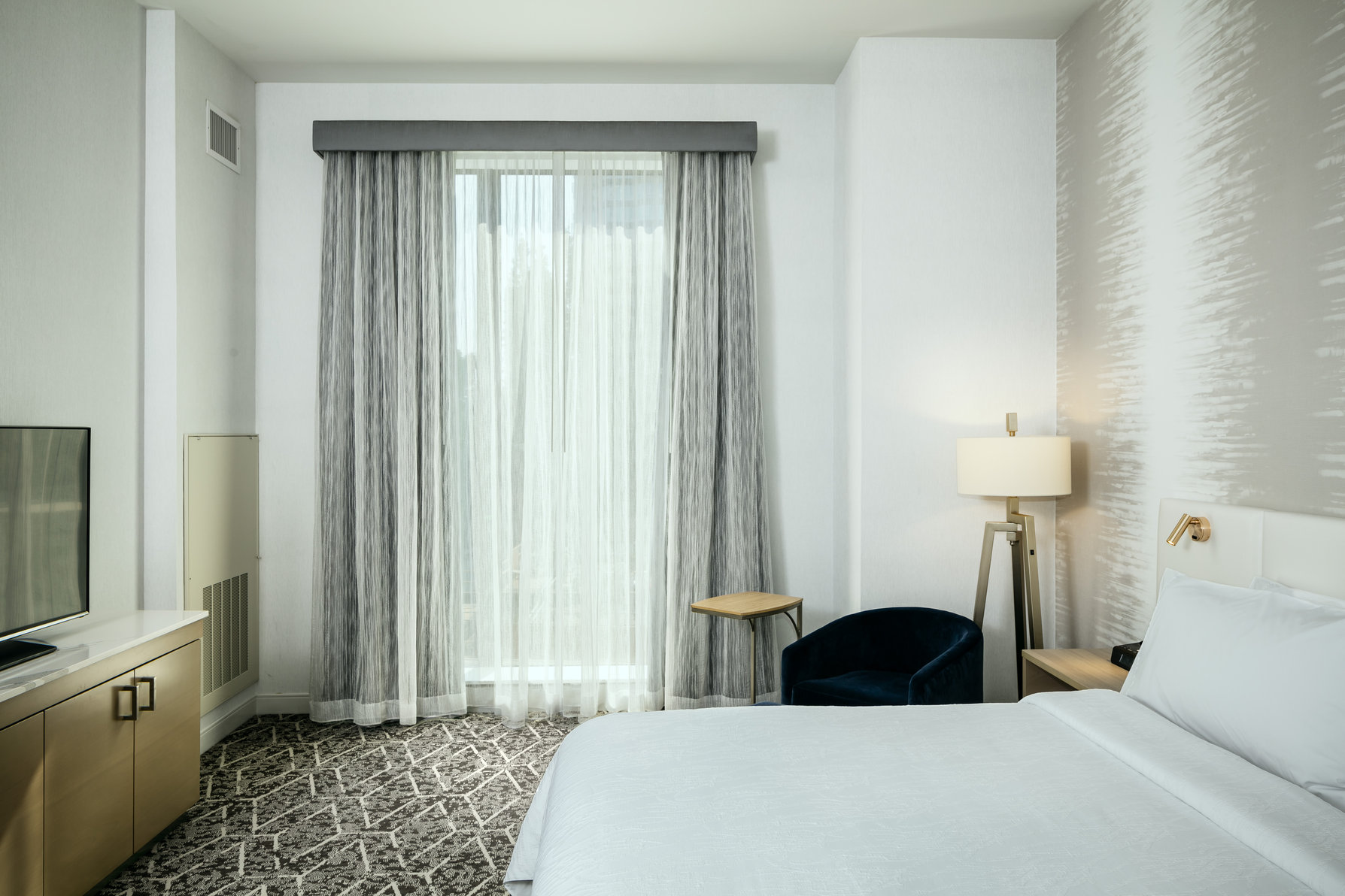 Hilton Garden Inn Seattle Bellevue Downtown Room Type - 1KNG ACC 1BDRM STE RI SHWR