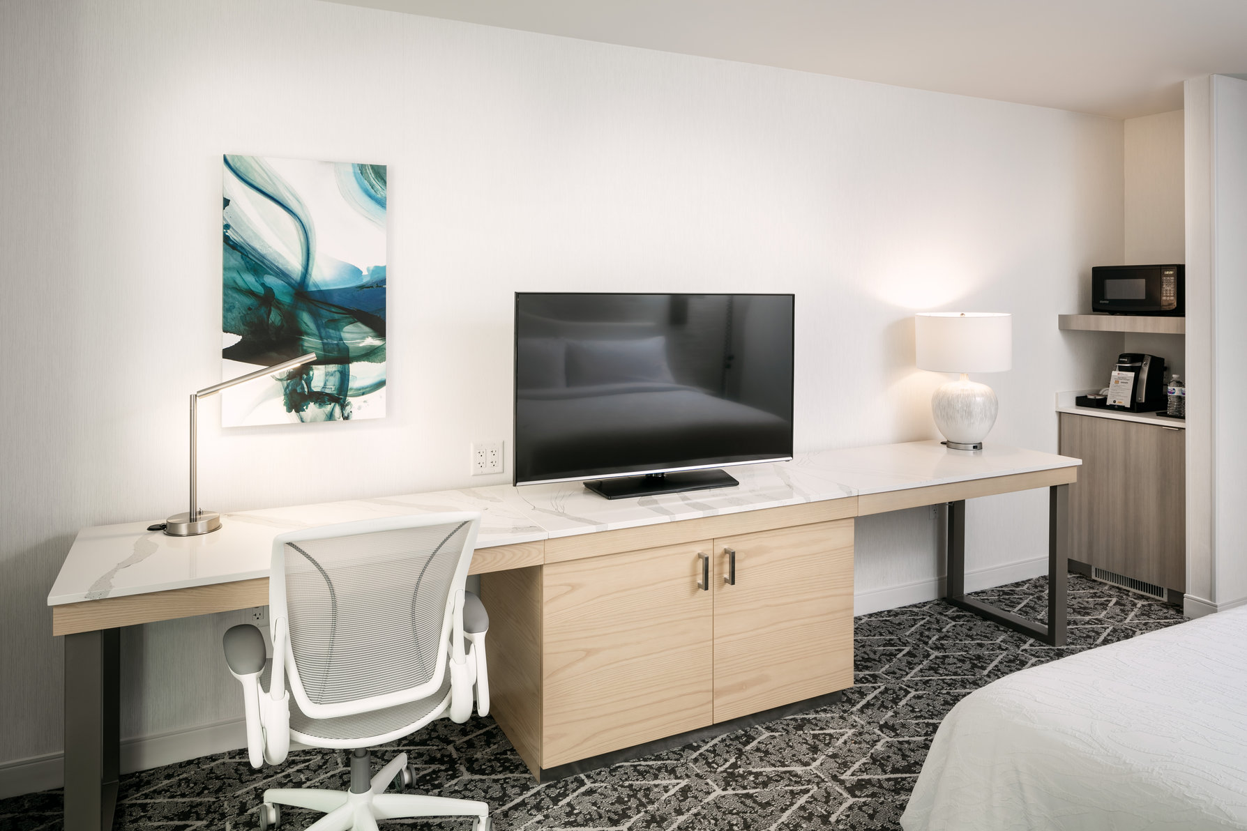 Hilton Garden Inn Seattle Bellevue Downtown Room Type - 1 KING ACC RM ROLLIN SHWR