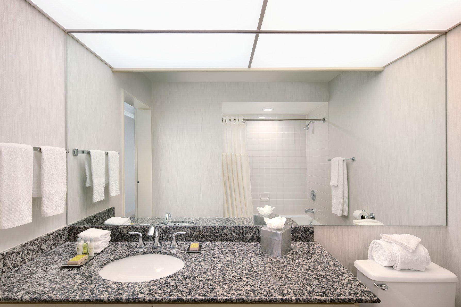 DoubleTree by Hilton Sonoma - Wine Country Room Type - 1 KING WITH COURTYARD VIEW
