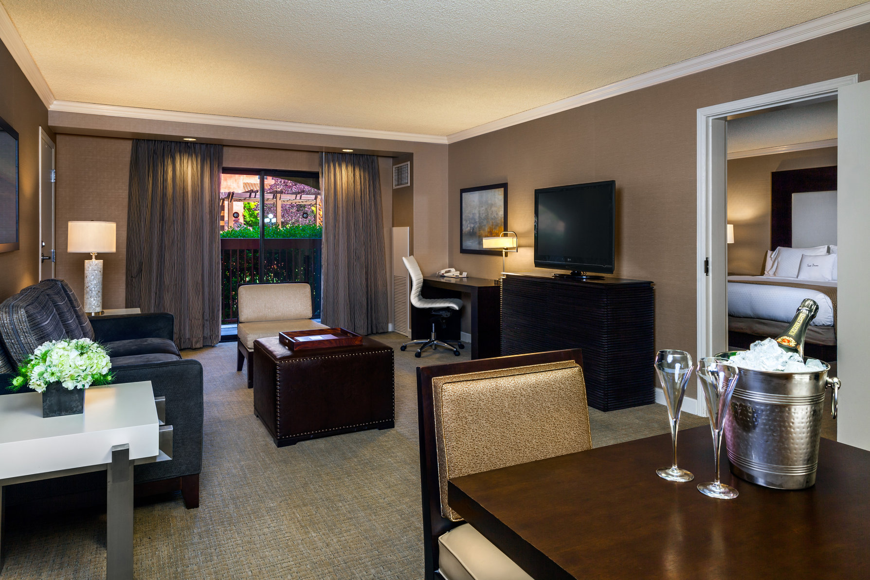 DoubleTree by Hilton Sonoma - Wine Country Room Type - 1 KING SUITE ACC RI SHOWER