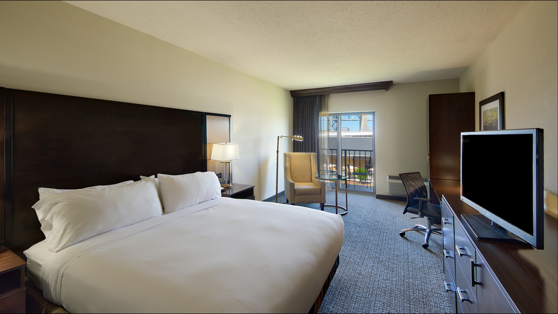 DoubleTree by Hilton Port Huron Room Type - 1 KING WATER VIEW SHOWER