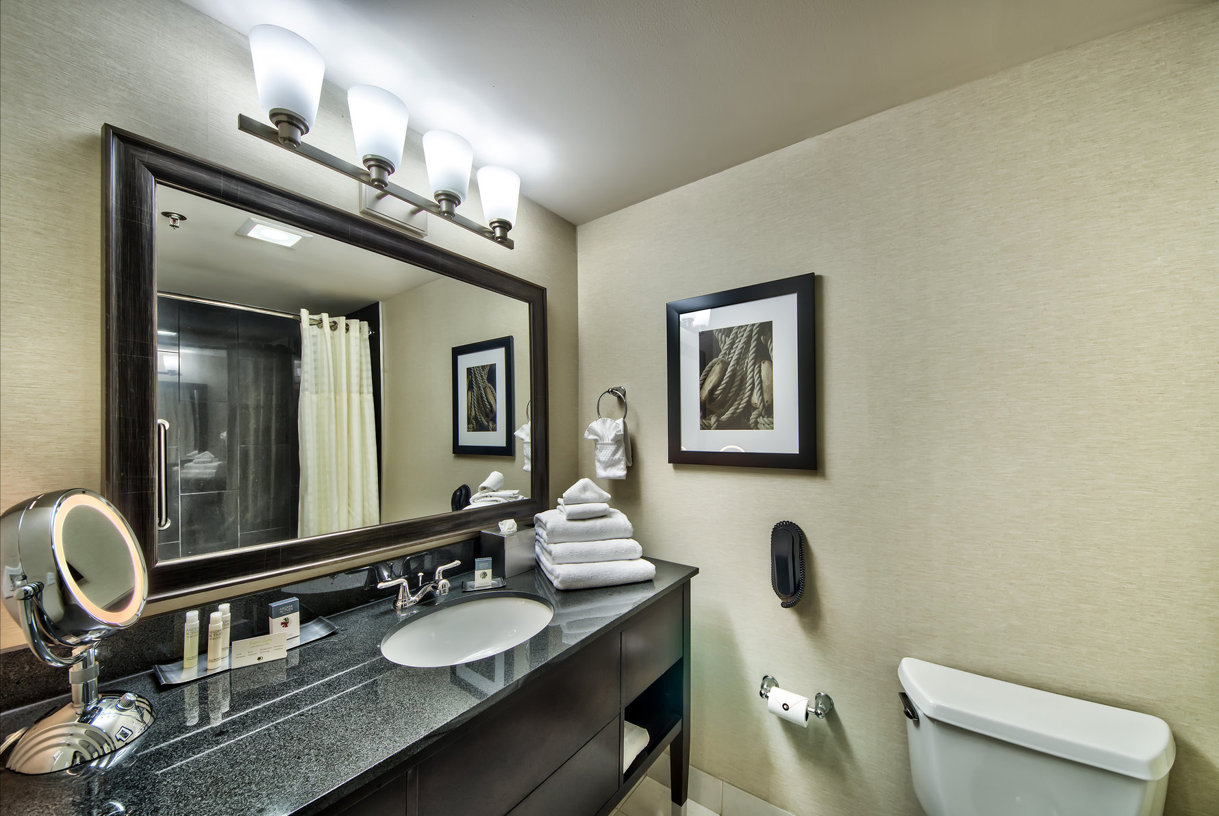 DoubleTree by Hilton Port Huron Room Type - 1 KING BED NONSMOKING