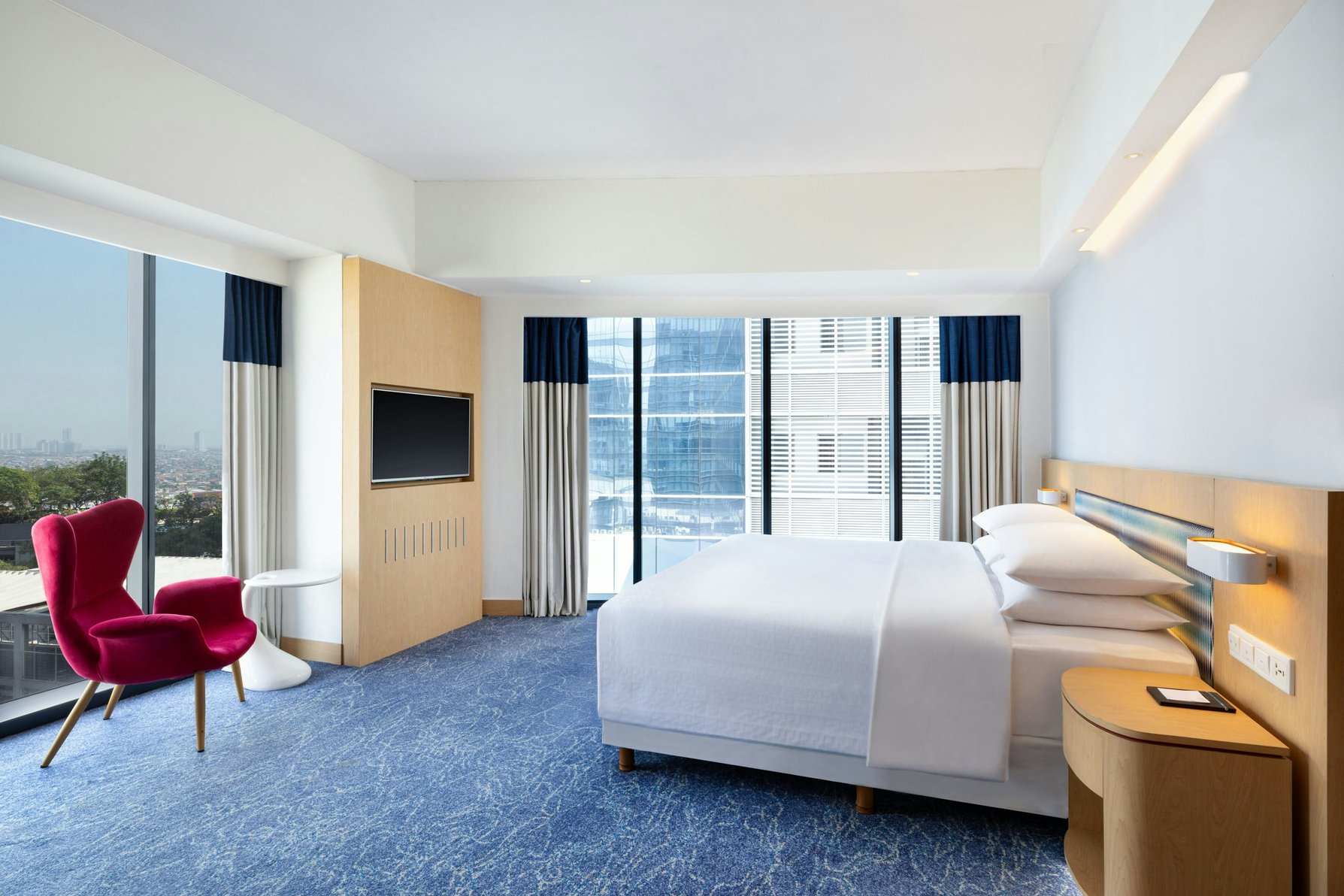 Four Points by Sheraton Surabaya Room Type - Larger Guest room, 1 King