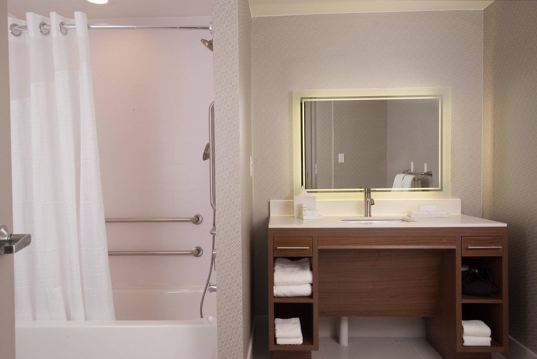Home2 Suites by Hilton Atlanta Perimeter Center Room Type - 1KING ACC TUB STE NONSMOK