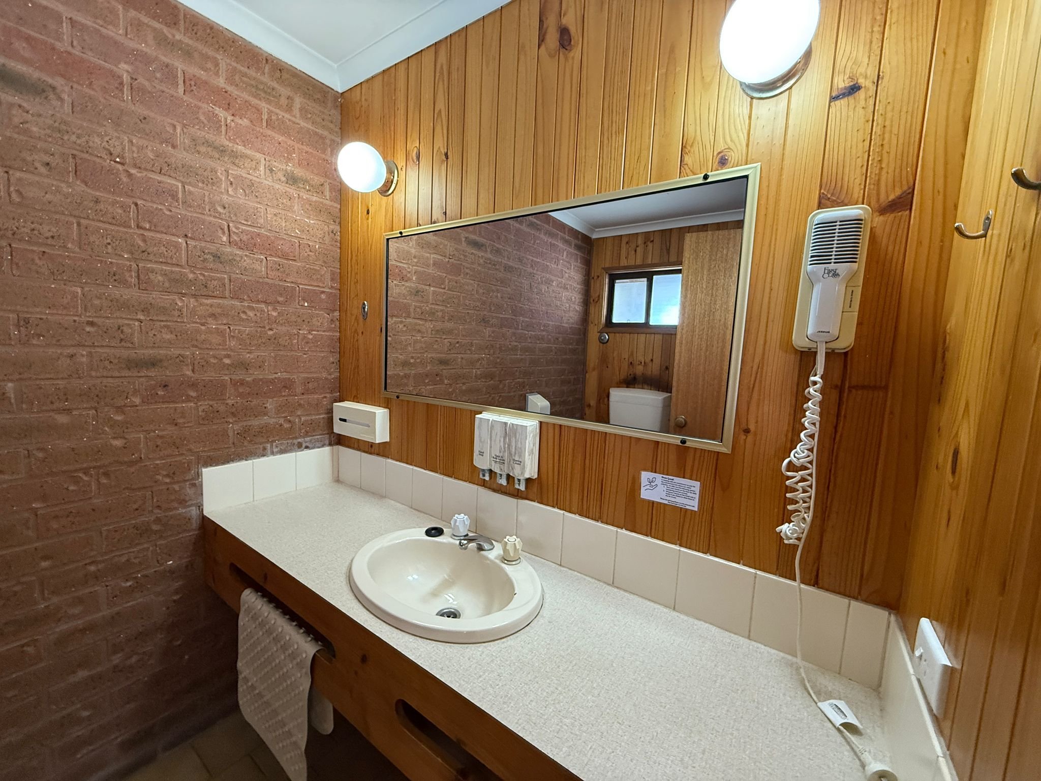 Country Roads Motor Inn