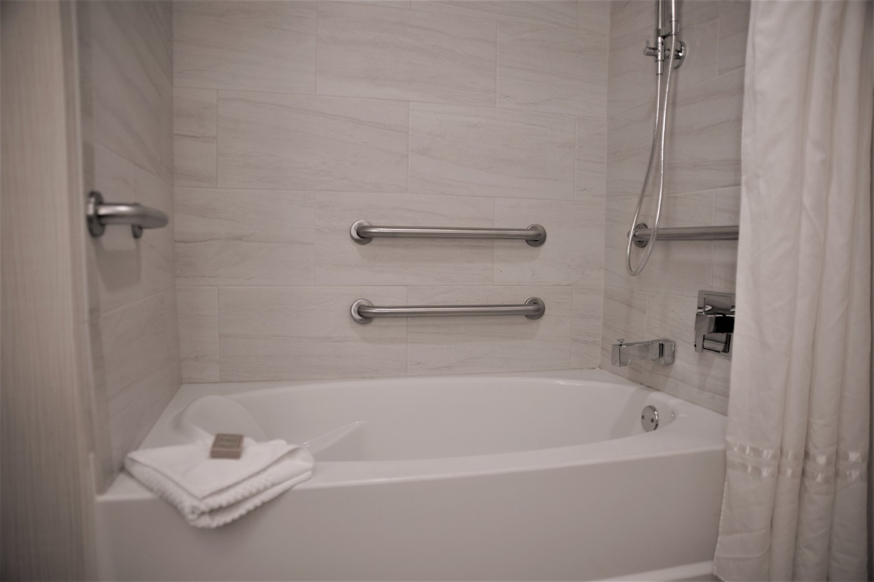 DoubleTree by Hilton Denver Tech Center Room Type - 1KG CRNR HEAR MOB ACC TUB