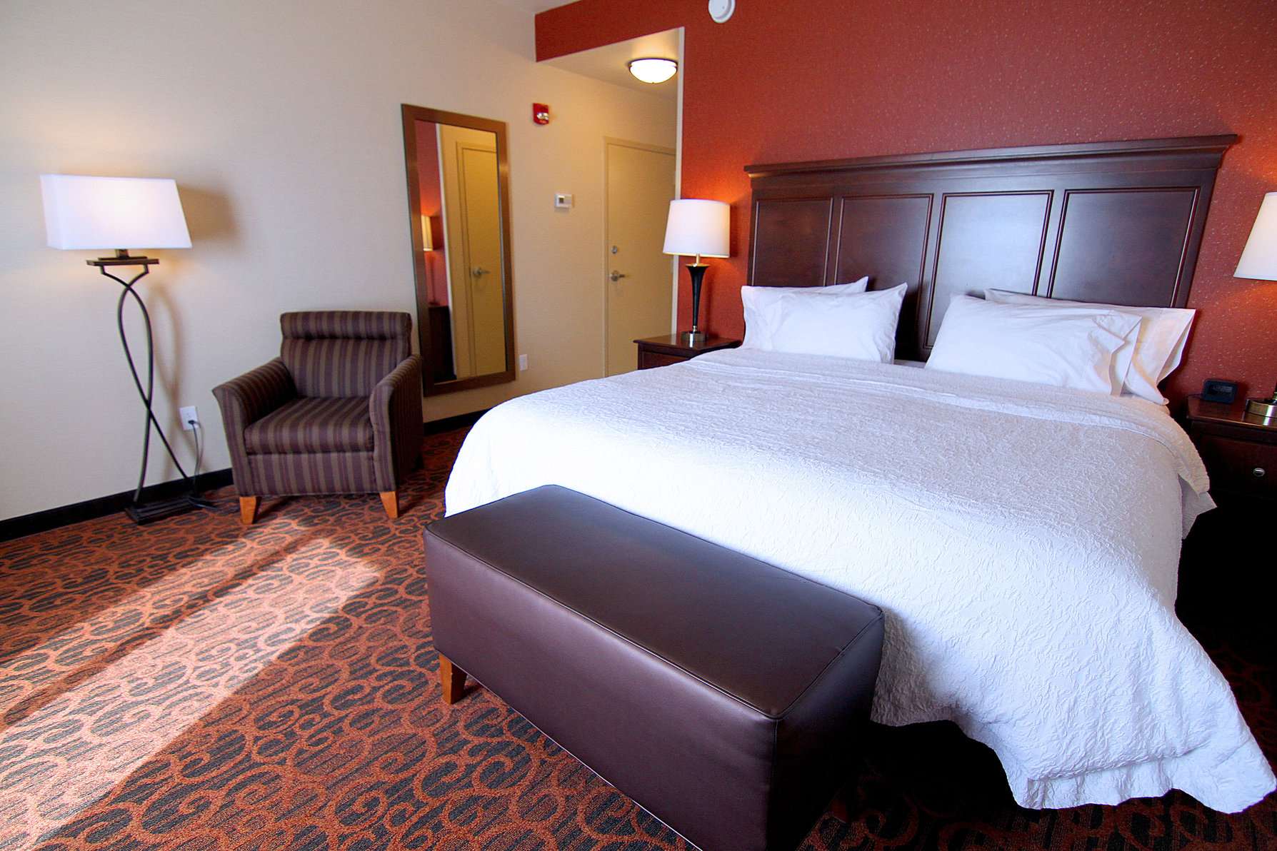 Hampton Inn & Suites Grand Forks, ND Room Type - 1 KING BED NONSMOKING