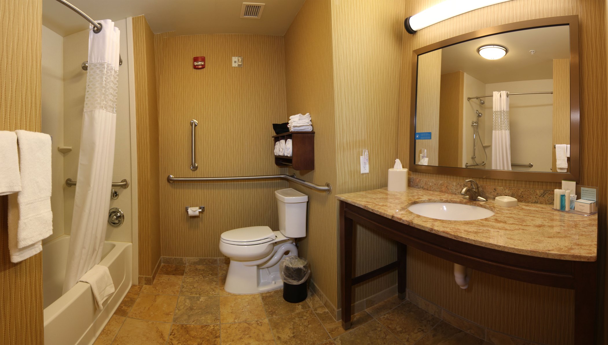 Hampton Inn & Suites Grand Forks, ND Room Type - 2QN MOB HEARING ACC TUB NS