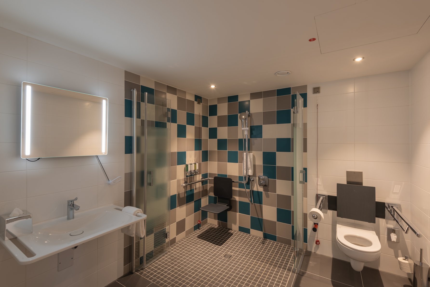 Hampton by Hilton Dusseldorf City Centre Room Type - QUEEN ACCESSIBLE ROOM