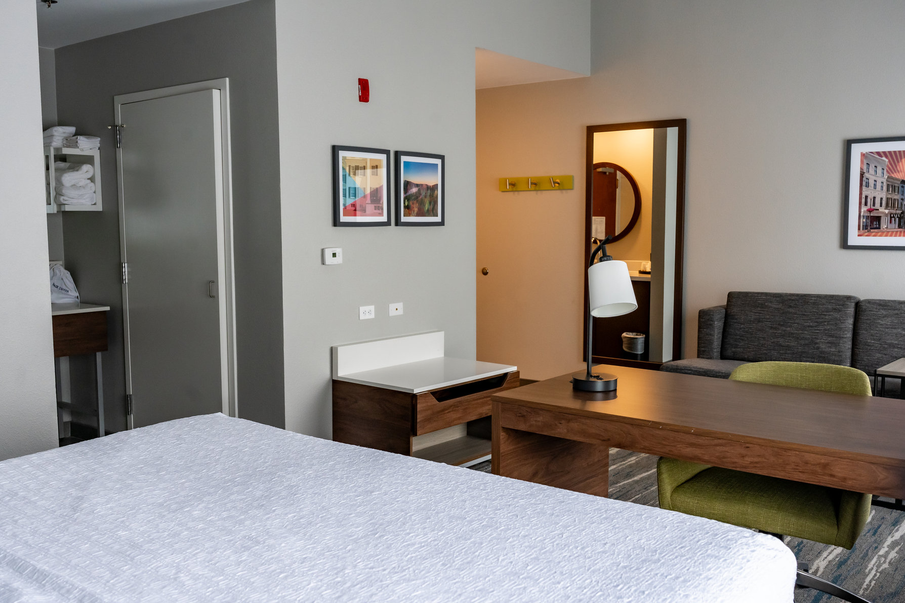 Hampton Inn and Suites Leesburg Room Type - 1KING STUDY SOFABED NOSMOK