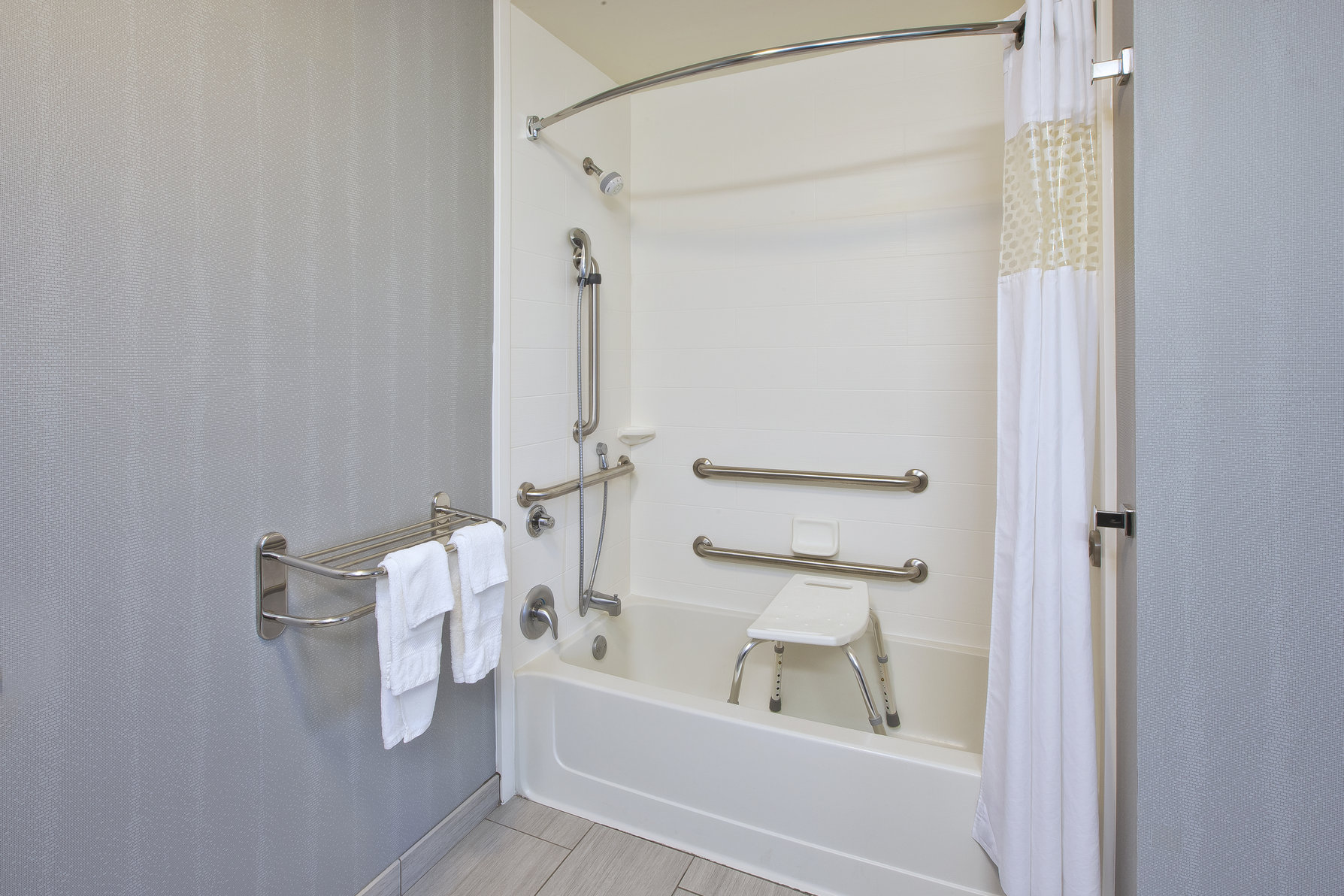 Hampton Inn & Suites Elyria, OH Room Type - 1KNG MOB HEAR ACC W TUB NS