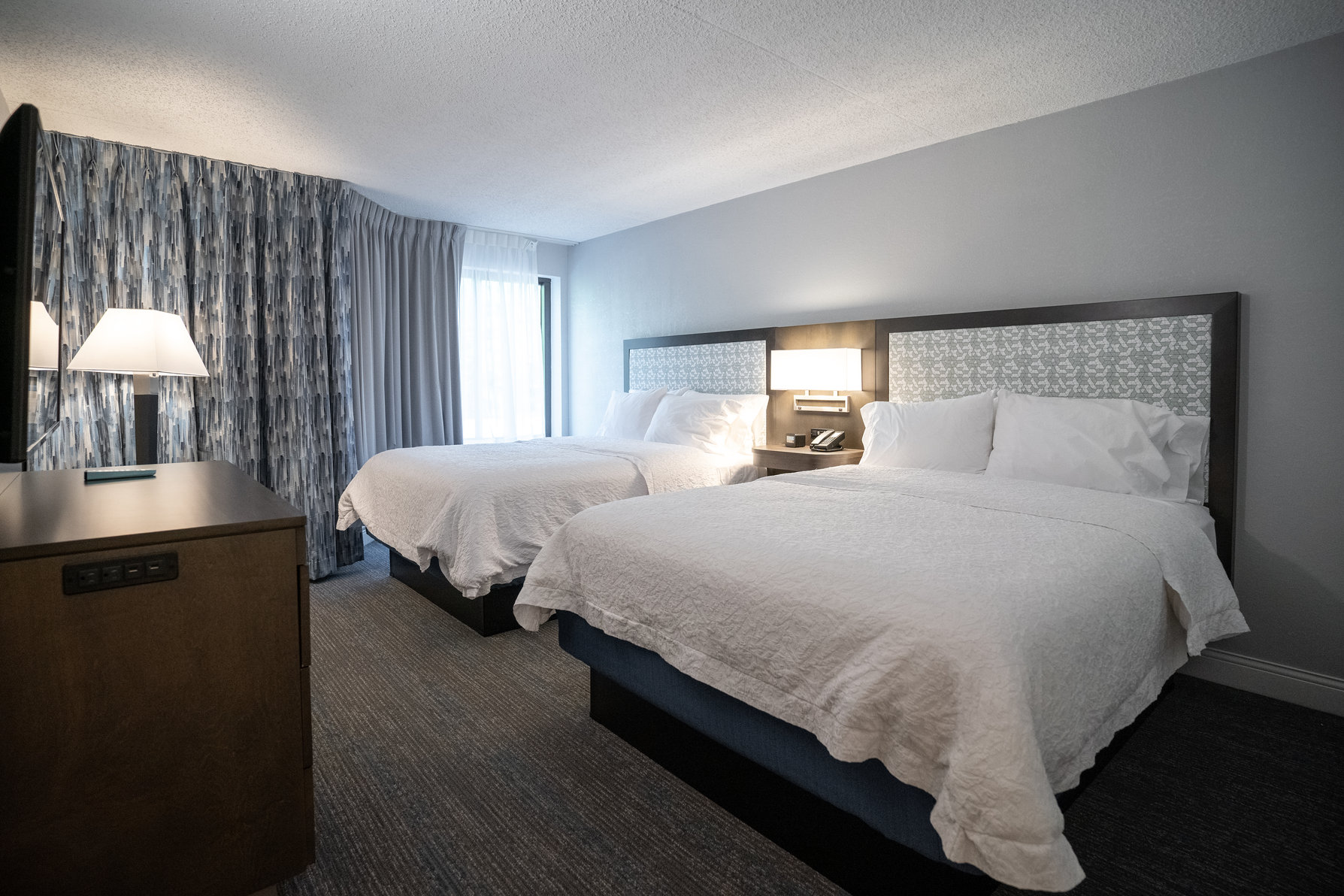 Hampton Inn & Suites by Hilton Fairfield Room Type - 2QNS STE MIC FRIDG WTBR