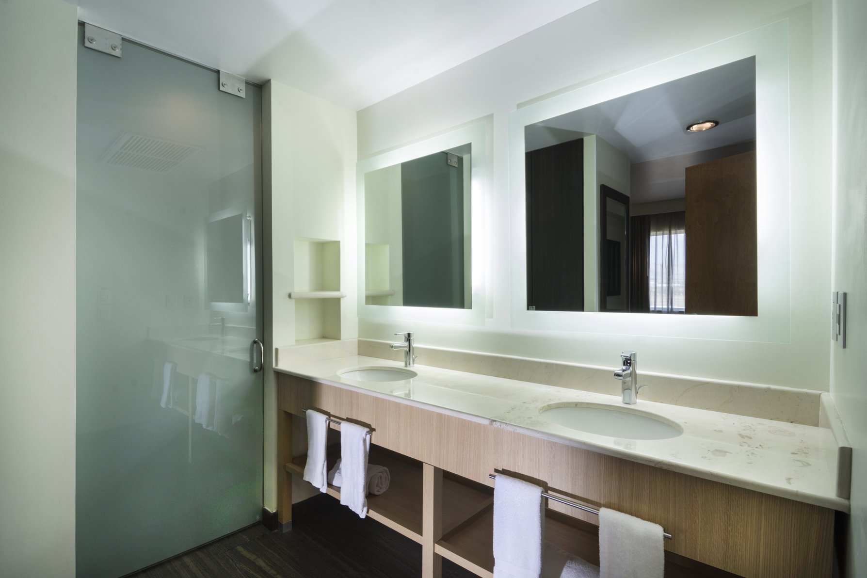 Hampton Inn by Hilton Silao-Aeropuerto Bajio Room Type - 1KNG STE MIC FRIDG WTBR NS