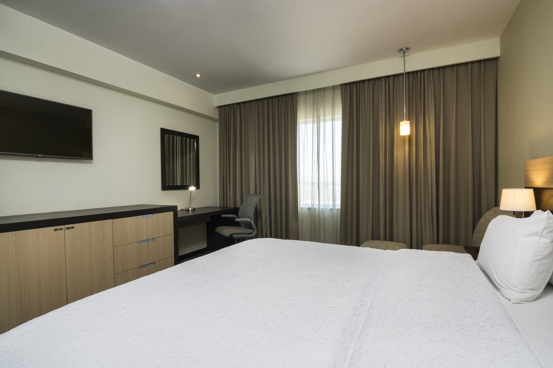 Hampton Inn by Hilton Silao-Aeropuerto Bajio Room Type - 1KING W FRIDGE NONSMOKING