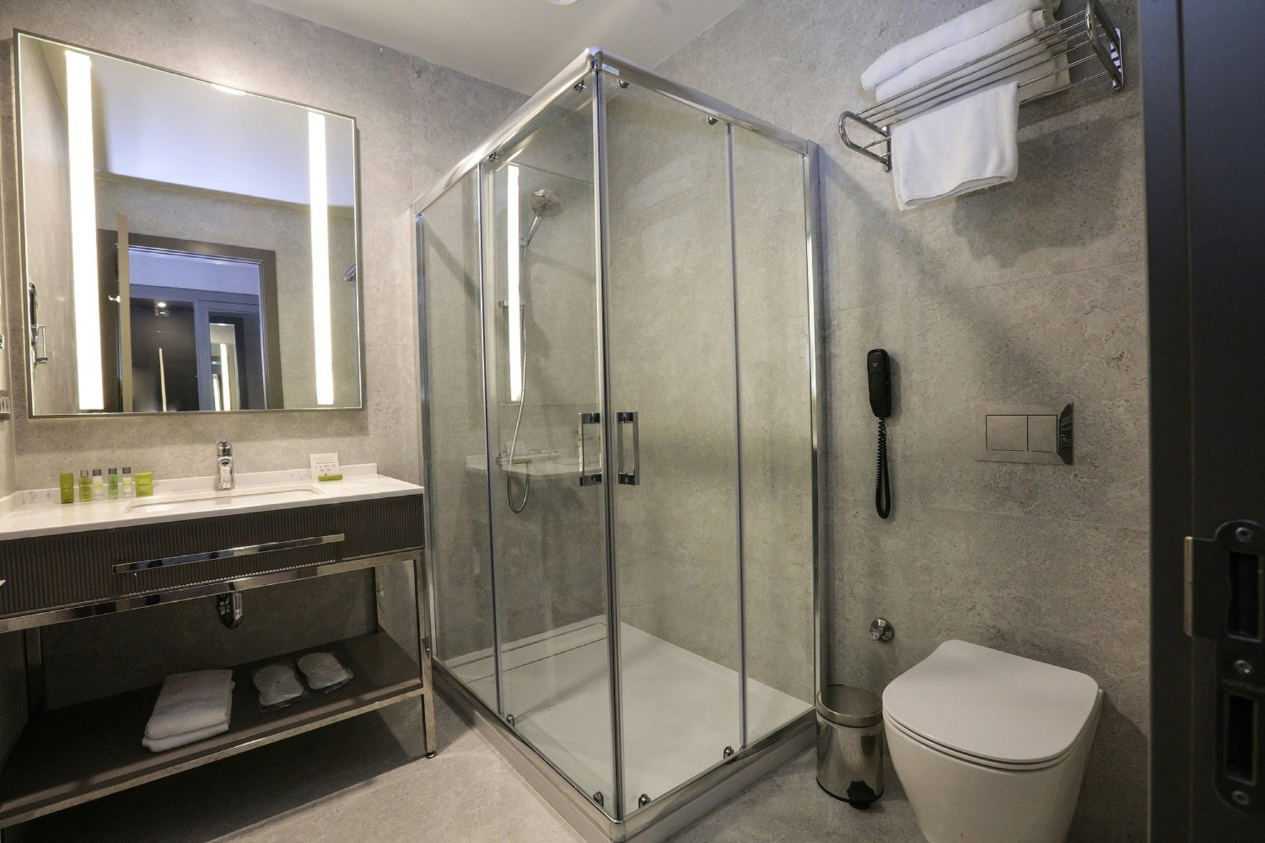 DoubleTree by Hilton Hotel Izmir Airport Room Type - KING 2 BEDS GUEST ROOM