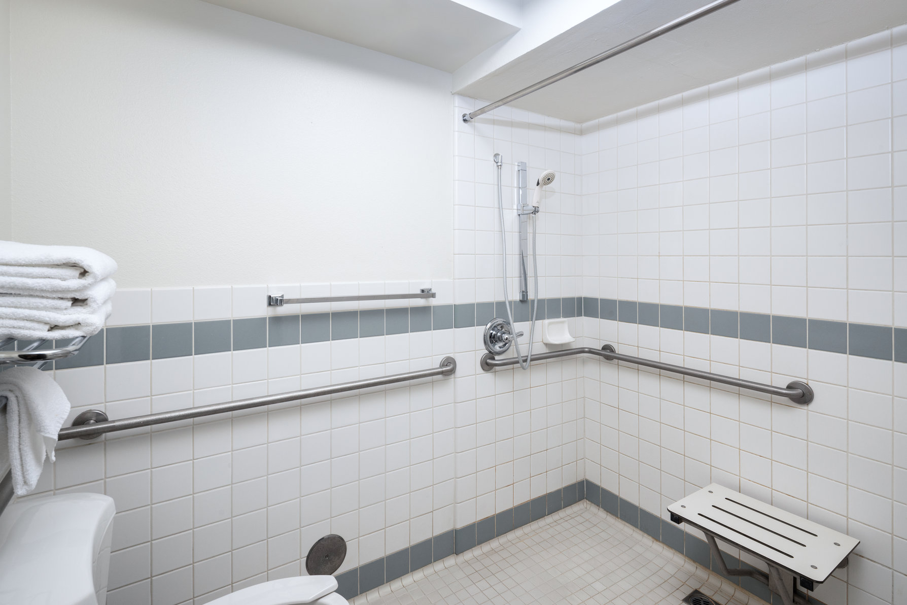 Holiday Inn REDDING Room Type - 2 Double Standard Mobility Accessible Roll In Shower