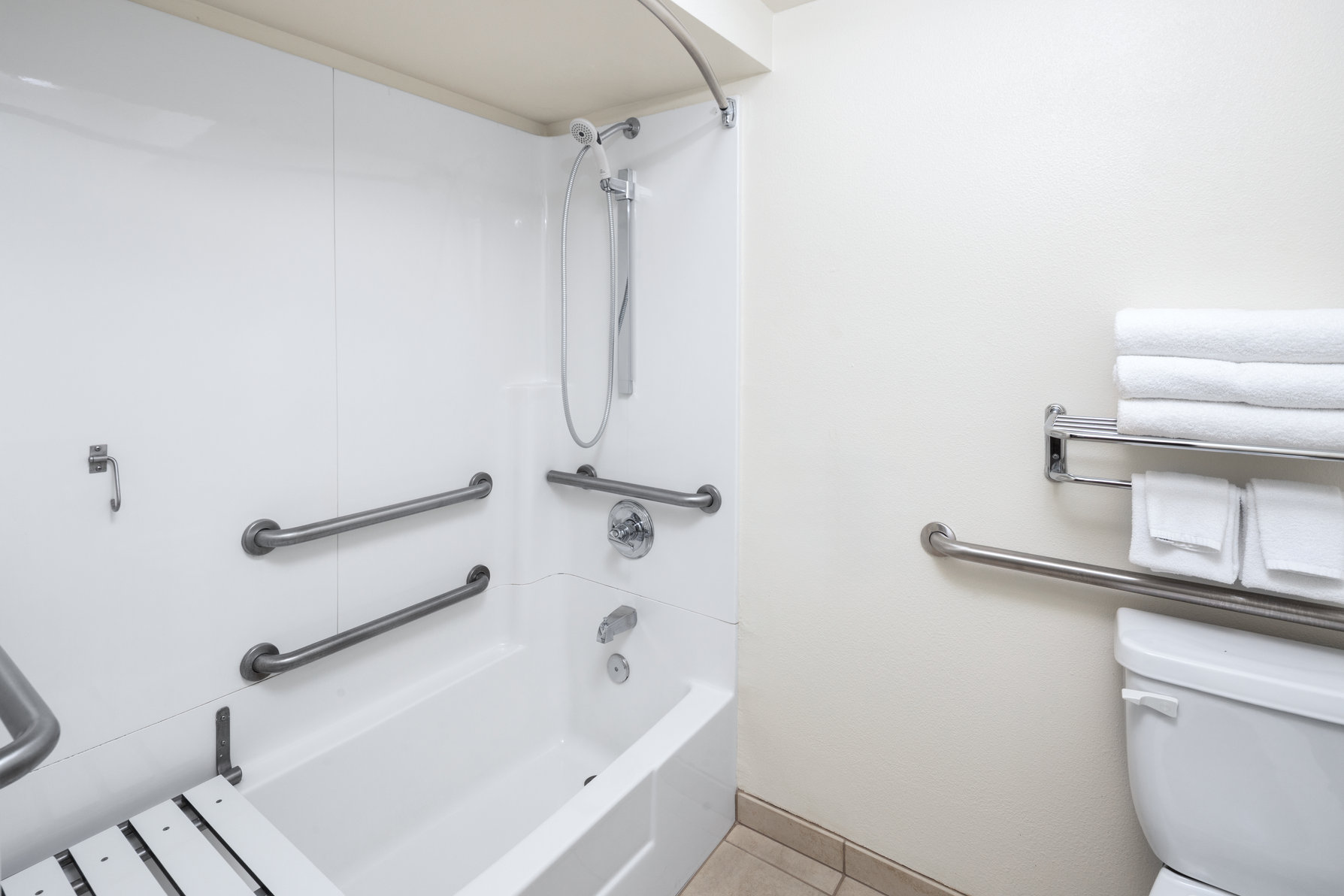 Holiday Inn REDDING Room Type - 2 Double Standard Mobility Accessible Tub