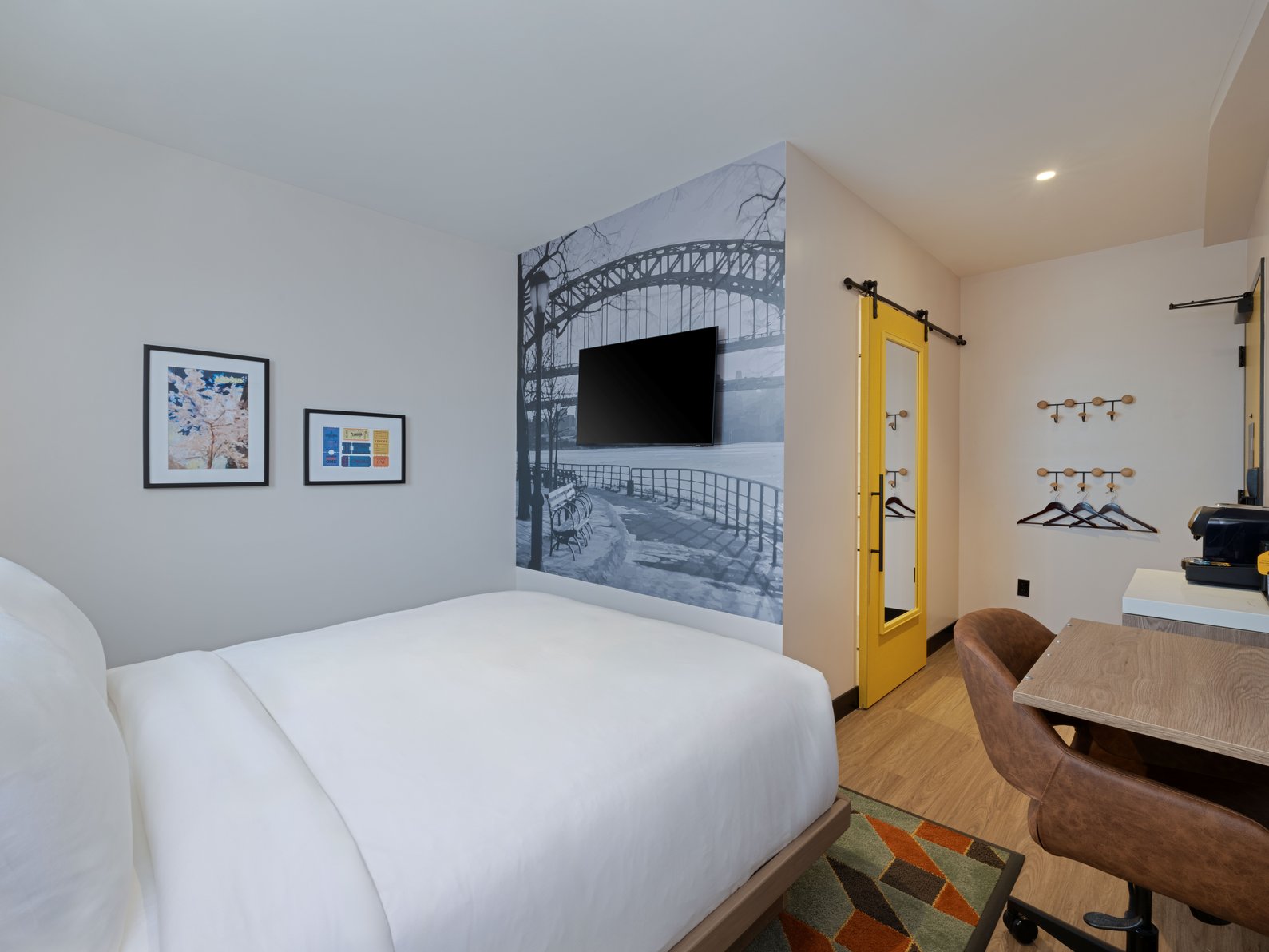 voco ASTORIA Room Type - 1 Queen Grand Mobility Access Roll In Shower City View