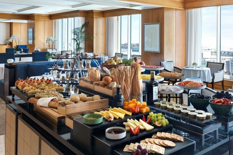 Club Lounge buffet
